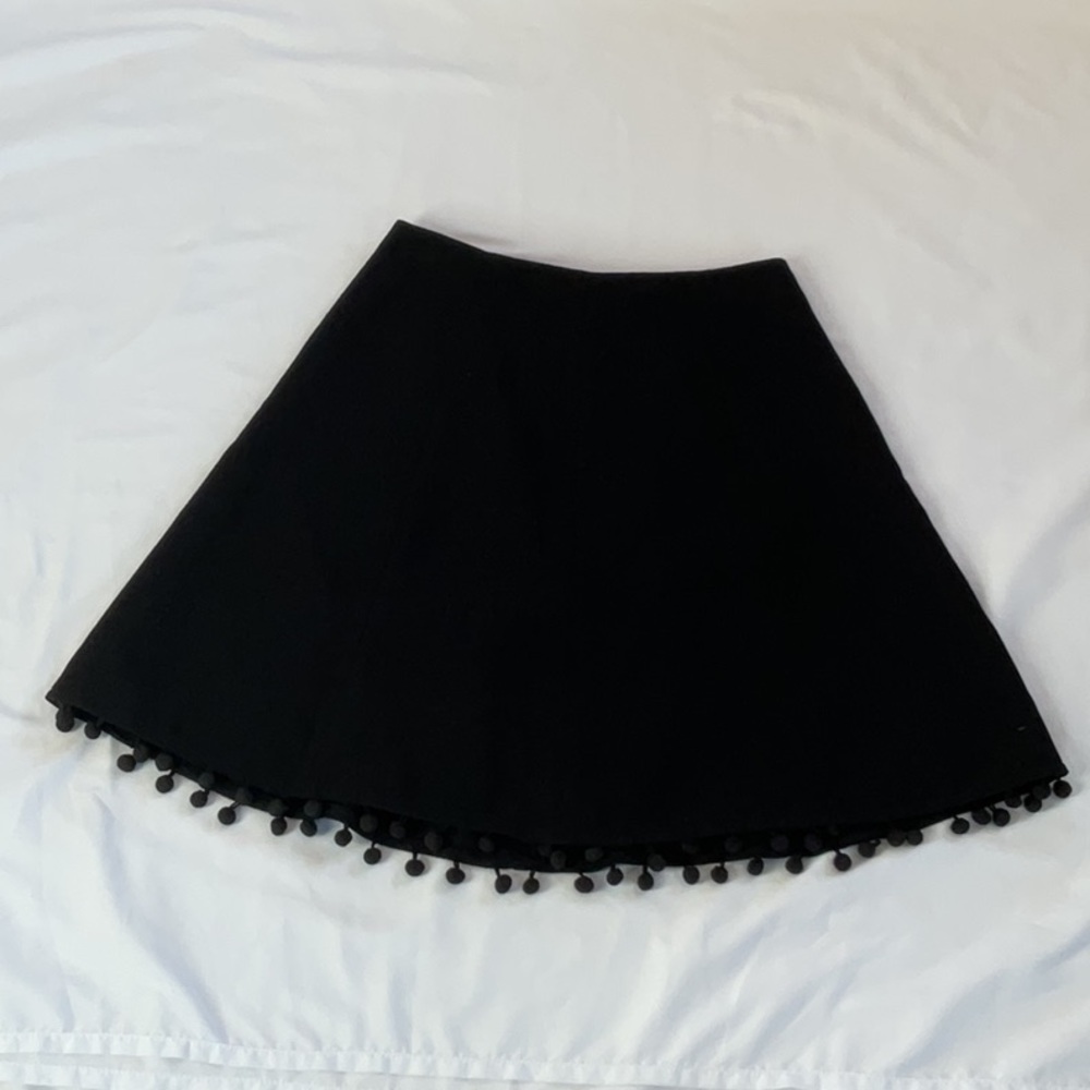 Pre Owned Club Monaco Black Textured A- Line Skirt With Pom Poms Size 00